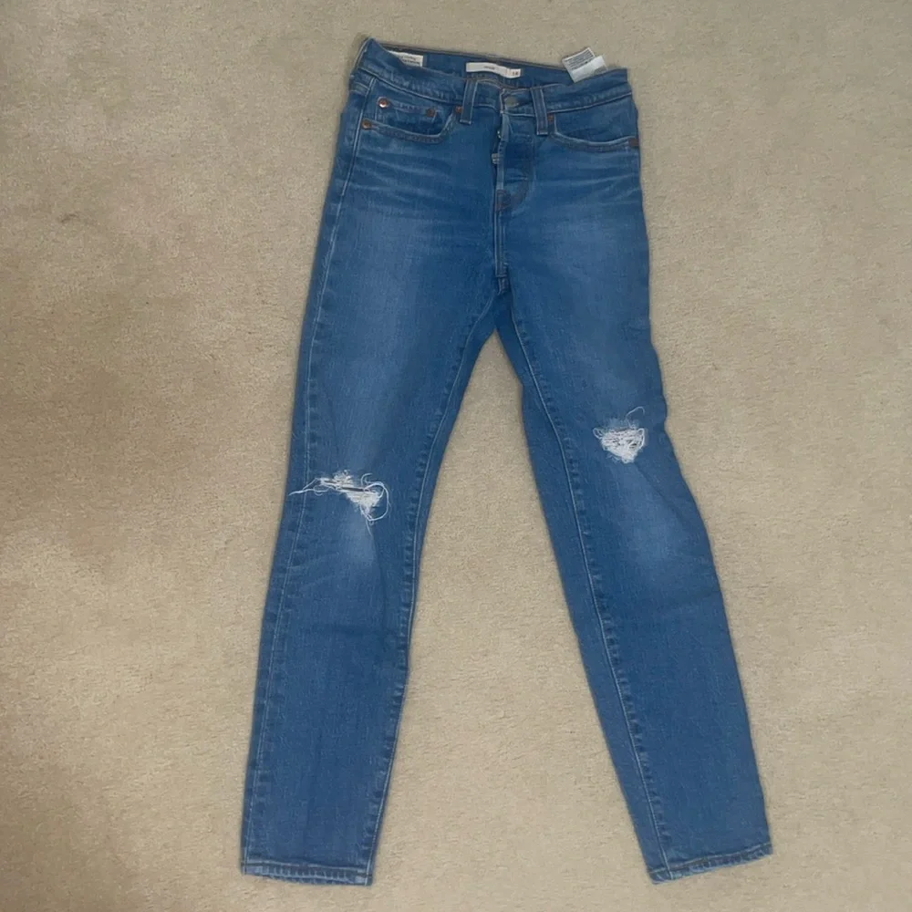 Levi’s Wedgie Icon Fit Ripped Straight Leg Jeans - In Like-New Condition - Picture 2 of 4